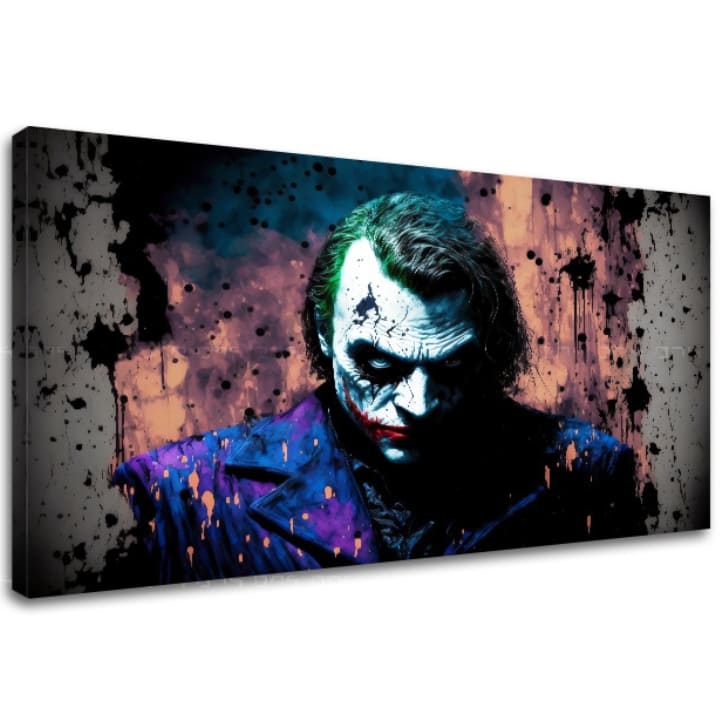 A vászonkép egy sötét, drámai Joker portrét ábrázol, zöld hajjal és lila kabáttal, fekete és narancssárga fröccsenésekkel a háttérben, Papilora.