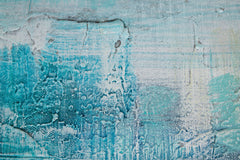 Az ARTMIE 340 g/m² vászon felületének részlete absztrakt kompozíció motívummal kék és arany árnyalatokban – látható a kézi festés domború textúrája.