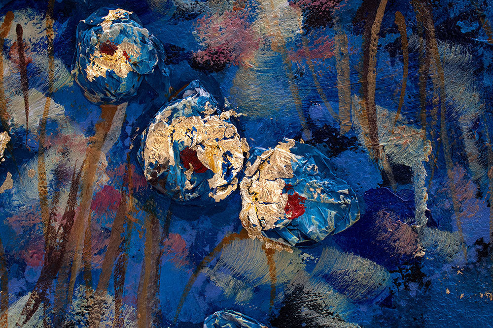 Az ecsetvonások részlete a kézzel festett képen réti virágok motívumával kék és barna árnyalatokban – közeli nézet a festékrétegekről.