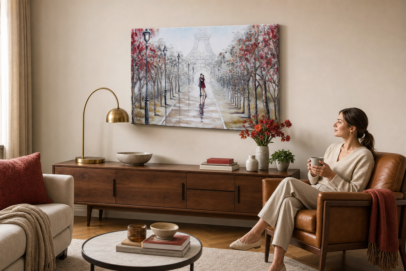 Festett falikép PÁRIZS 90x60 cm – kézzel festett kép elegáns enteriőrben (Mid-century warm) | wall mockup | prémium vászon | Papilora.sk