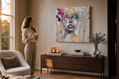Festett falikép NŐ 80x80 cm – kézzel festett kép elegáns enteriőrben (Golden hour luxe) | wall mockup | prémium vászon | Papilora.sk