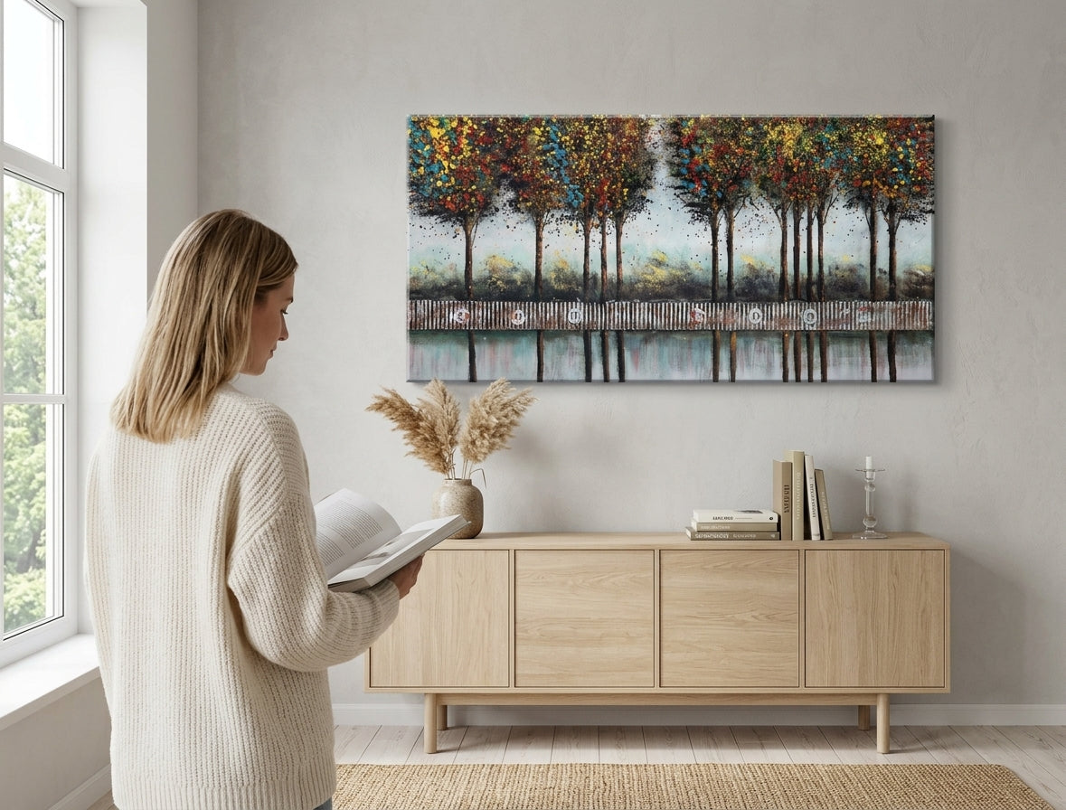 Boho stílusú vászonkép motívummal: fák, kerítés, égbolt, természet fehér-kék árnyalatokban felakasztva az enteriőrben előszoba számára, nyugodt hangulat – enteriőr