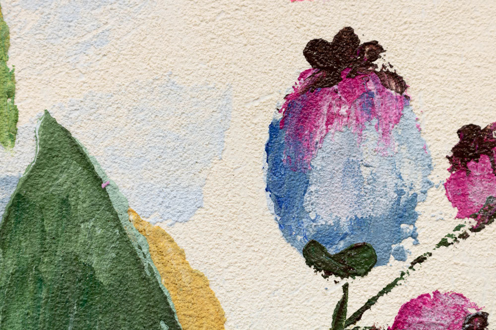 A színátmenetek részlete a kézzel festett képen rózsaszín virágok és zöld levelek motívumával vásznon – finom akril ecsetvonások.