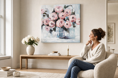 Festett falikép VIRÁGOK VÁZÁBAN 70x70 cm – kézzel festett kép elegáns enteriőrben (Skandináv krém) | fal mockup | prémium vászon | Papilora.sk