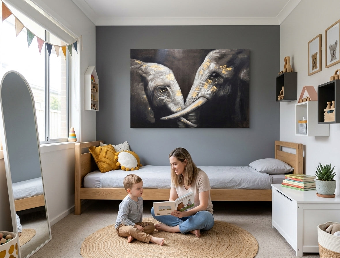 Modern, stílusos belső térben, egy fa konzol felett, vázával és gyertyával, két elefántot ábrázoló, arany részletekkel gazdagított festmény lóg a falon, Papilora.