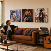 Papilora Rock Legends 3 részes vászonkép szett modern nappaliban, Freddie Mercury, Elvis Presley és Jimi Hendrix portréival a kanapé fölött.