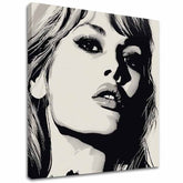 Modern vászonkép motívummal: Brigitte Bardot - Elegancia 60. rokov, haj fehér-fekete árnyalatokban, drámai hangulat | Kép Brigitte Bardot - Elegancia 60. rokov – fő