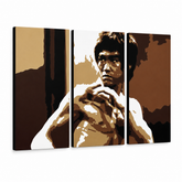 Kézzel festett POP Art festmény AL Bruce Lee 3 darab Lee – 3D látvány a kézzel festett vászonról fehér háttéren. Domináns színek: barna, bézs, fekete, arany, fehér.