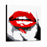 Kézzel festett POP Art festmény RED LIPS 1 darab mund – 3D látvány a kézzel festett vászonról fehér háttéren. Domináns színek: piros, fekete, fehér.