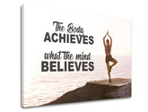 Modern vászonkép motívummal: The body achieves, óceán, motivációs idézet fekete árnyalatokban, nyugodt hangulat, belső béke | Motivációs fali kép The body achieves_001 – termék