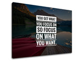 Modern vászonkép motívummal: You get what you focus, hegyek, tó, táj, motivációs idézet fehér-kék árnyalatokban, belső béke és természet – termék
