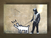 Pop art vászonkép motívummal: Street ART – Banksy, kutya, tenger és tengerpart lila-kék árnyalatokban, többrészes kivitel, alkalmas a nappali számára – fő