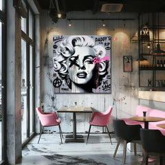 Marilyn Monroe fekete-fehér pop-art portréja rózsaszín és fekete graffitivel egy modern, stílusos belső térben, fa konzol felett, vázával és gyertyával, Papilora.