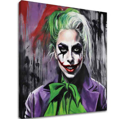 A vászonkép egy női Joker portréját ábrázolja zöld hajjal és lila ruhában, élénk színekkel, látható fakerettel, Papilora.