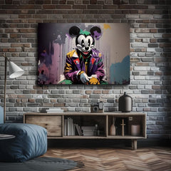 A modern enteriőrben, egy fa konzol felett elhelyezett vászonképen egy Mickey egér maszkos, Joker-szerű figura látható, élénk sárga és lila színekkel, Papilora.