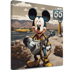A vászonkép Mickey egeret ábrázolja gitárral a Route 66-on, sárga és barna árnyalatokkal, látható fakerettel Papilora.