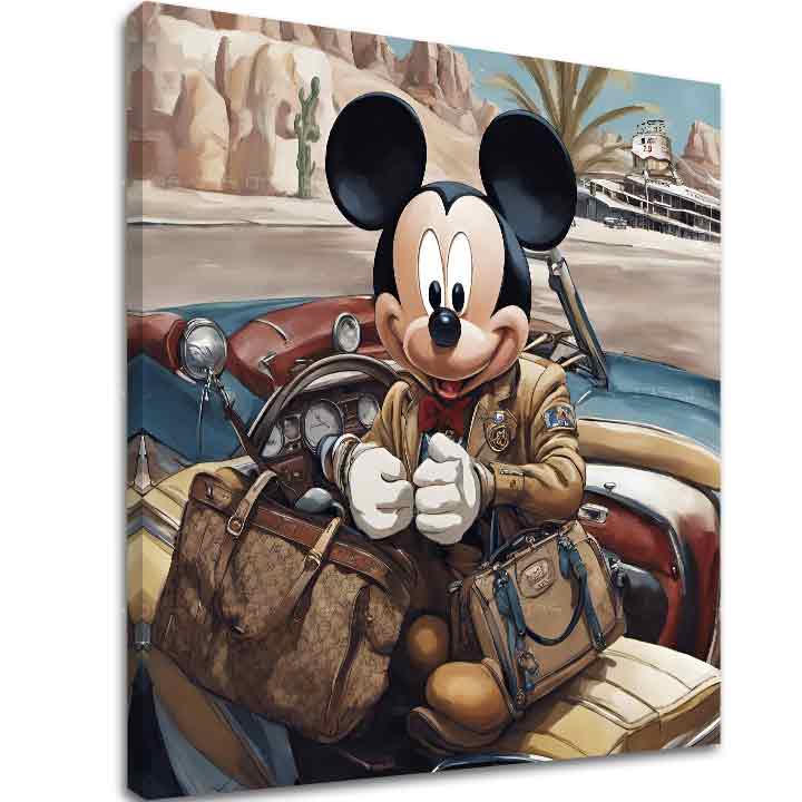 Mickey egér ül egy autóban, barna ruhában, a háttérben sivatagi táj látható, kaktuszokkal és hegyekkel, Papilora.
