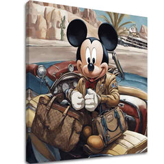 Mickey egér ül egy autóban, barna ruhában, a háttérben sivatagi táj látható, kaktuszokkal és hegyekkel, Papilora.