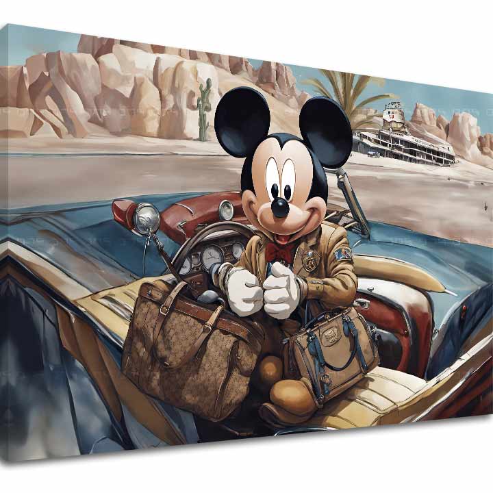 Mickey egér egy kék autóban ül, barna ruhában, a háttérben sivatagi táj látható, Papilora.