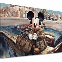 Mickey egér egy kék autóban ül, barna ruhában, a háttérben sivatagi táj látható, Papilora.