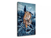 Pop art vászonkép motívummal: TIGER V PRÍRODE 001, tigris, fák, égbolt, felhők fehér-kék árnyalatokban, nyugodt hangulat, alkalmas a nappali számára – termék