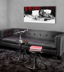 Pop art vászonkép motívummal: Tony Montana s cigarou v bazéne fehér-piros árnyalatokban, magány | Legnagyobb mafiáni na vásznon Scarface - Tony Montana s cigarou v bazéne – termék