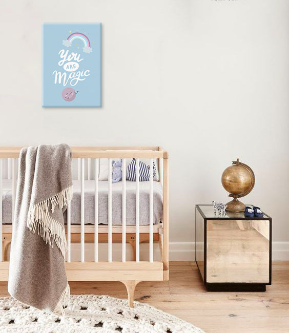 Boho stílusú vászonkép motívummal: GYEREKEKNEK, szivárvány, felhők, térkép, gyermek motívum fehér-kék árnyalatokban, szeszélyes hangulat, alkalmas a gyerekszoba számára – fő