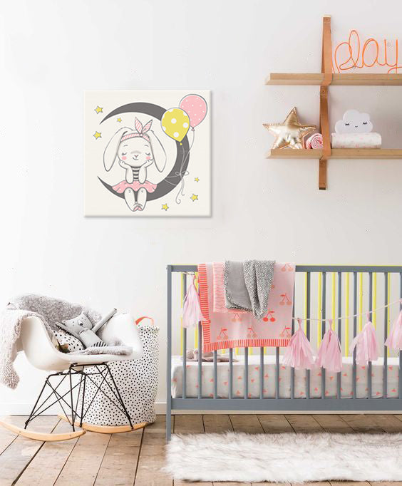 Boho stílusú vászonkép motívummal: GYEREKEKNEK, balóny, csillagok, gyermek motívum, világűr krém-rózsaszín árnyalatokban, szeszélyes hangulat, többrészes kivitel – fő