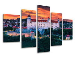 Klasszikus vászonkép motívummal: SZLOVÁKIA, vár, naplemente, városi panoráma, fák fehér árnyalatokban, nyugodt hangulat, többrészes kivitel – fő