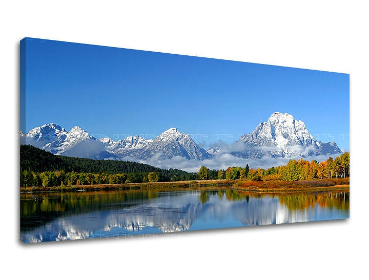 Boho stílusú vászonkép motívummal: PANORÁMA KRAJINA, hegyek, folyó, erdő, égbolt fehér-kék árnyalatokban, nyugodt hangulat, alkalmas a nappali számára – fő