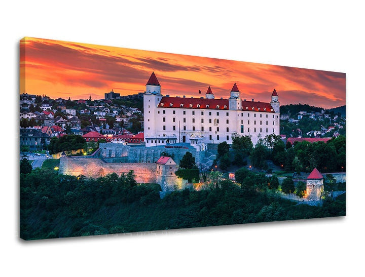 Klasszikus vászonkép motívummal: PANORÁMA SZLOVÁKIA, vár, városi panoráma, naplemente, égbolt fehér-narancs árnyalatokban, alkalmas a iroda számára – fő