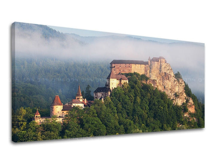 Klasszikus vászonkép motívummal: PANORÁMA SZLOVÁKIA, vár, erdő, pára, építészet szürke-zöld árnyalatokban, nyugodt hangulat, alkalmas a nappali számára – fő