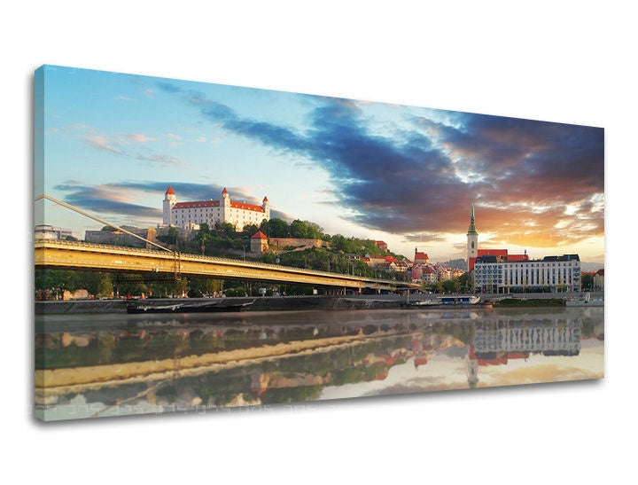 Klasszikus vászonkép motívummal: PANORÁMA SZLOVÁKIA, vár, folyó, híd, építészet kék-narancs árnyalatokban, nyugodt hangulat, alkalmas a előszoba számára – fő