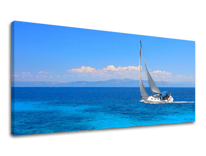 Klasszikus vászonkép motívummal: PANORÁMA STRAND, vitorlás, óceán, égbolt, hegyek fehér-kék árnyalatokban, nyugodt hangulat, alkalmas a dolgozószoba számára – fő