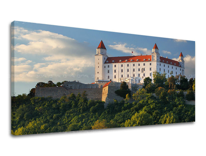 Klasszikus vászonkép motívummal: PANORÁMA SZLOVÁKIA, vár, fák, égbolt, felhők fehér-kék árnyalatokban, nyugodt hangulat, alkalmas a előszoba számára – fő
