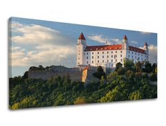 Klasszikus vászonkép motívummal: PANORÁMA SZLOVÁKIA, vár, fák, égbolt, felhők fehér-kék árnyalatokban, nyugodt hangulat, alkalmas a előszoba számára – fő