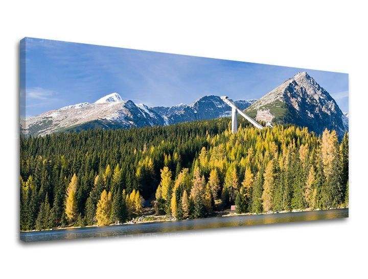 Boho stílusú vászonkép motívummal: PANORÁMA SZLOVÁKIA, hegyek, erdő, folyó, égbolt fehér-kék árnyalatokban, nyugodt hangulat, alkalmas a nappali számára – fő