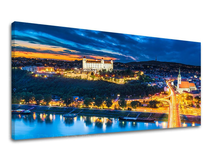 Klasszikus vászonkép motívummal: PANORÁMA SZLOVÁKIA, vár, folyó, híd, naplemente kék-narancs árnyalatokban, nyugodt hangulat, alkalmas a iroda számára – fő