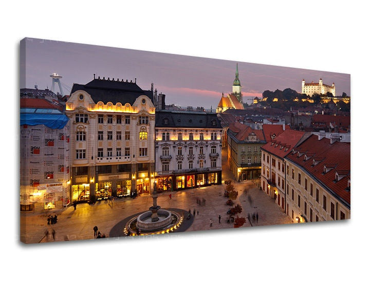 Klasszikus vászonkép motívummal: PANORÁMA SZLOVÁKIA, vár, építészet, gyermek motívum, térkép lila-rózsaszín árnyalatokban, nyugodt hangulat – fő