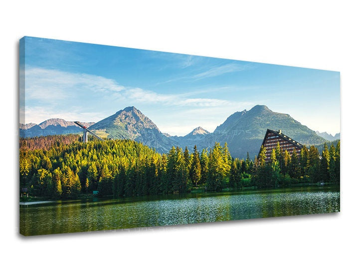 Boho stílusú vászonkép motívummal: PANORÁMA SZLOVÁKIA, hegyek, tó, erdő, építészet kék-zöld árnyalatokban, nyugodt hangulat, alkalmas a nappali számára – fő