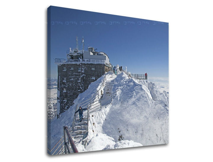 Klasszikus vászonkép motívummal: SZLOVÁKIA, hó, schody, táj, természet fehér-kék árnyalatokban, nyugodt hangulat, természet és magány, alkalmas a dolgozószoba számára – fő