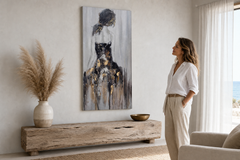 Festett falikép NŐ 50x100 cm – kézzel festett kép elegáns enteriőrben (Modern coastal) | wall mockup | prémium vászon | Papilora.sk