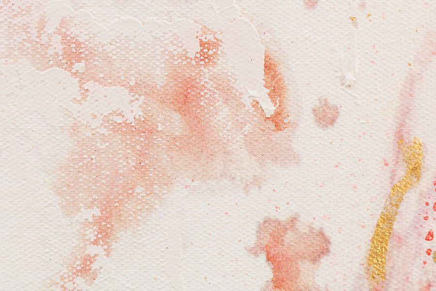 Közelről látható, texturált vászonkép, amely két absztrakt, vörös és fekete pipacsot ábrázol arany kiemelésekkel, Papilora.