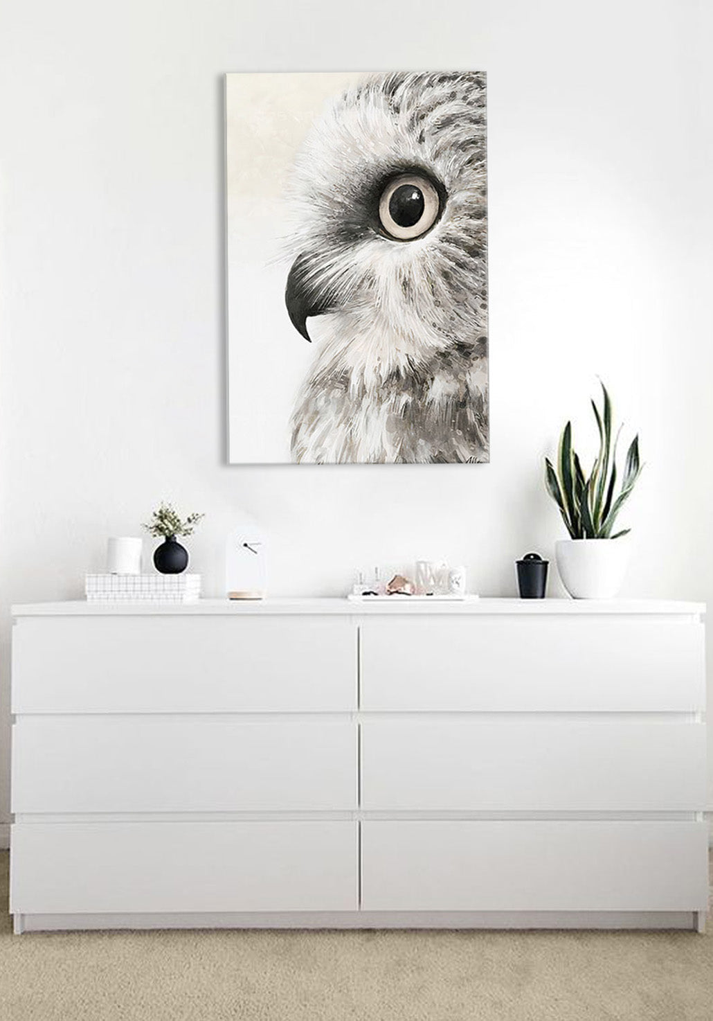 Ipari vászonkép motívummal: SOVÍ POHLAD, bagoly fehér-bézs árnyalatokban, nyugodt hangulat, természet és magány, alkalmas a nappali számára – fő