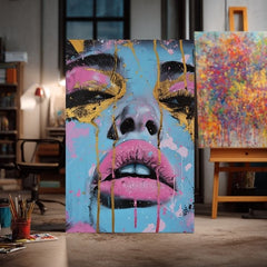 Kézzel festett vászonkép motívummal: Neon Lips na vásznon kék-arany árnyalatokban, merész hangulat, szépség | Kép Neon Lips na vásznon – termék