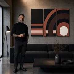Kézzel festett POP Art festmény ABSZTRAKT 3 darab abstr2 – kép modern férfi belső térben, lifestyle vizualizáció. Domináns színek: fekete, barna, rózsaszín, bézs.