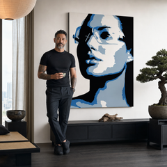 Kézzel festett POP Art festmény Angelina Jolie 1 db még – kép modern férfi belső térben, lifestyle vizualizáció. Domináns színek: kék, szürke, fekete.