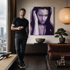 Kézzel festett POP Art festmény Angelina Jolie 1 rész aj2 – kép modern férfi belső térben, lifestyle vizualizáció. Domináns színek: lila, fekete, fehér.