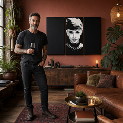 Kézzel festett POP Art festmény Audrey HEPBHURN 3 db ah – kép modern férfi belső térben, lifestyle vizualizáció. Domináns színek: fekete, fehér, szürke.