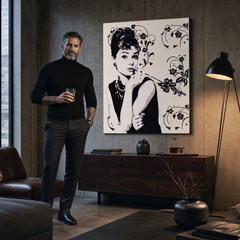 Kézzel festett POP Art festmény Audrey Hepburnről ah5 – kép modern férfi belső térben, lifestyle vizualizáció. Domináns színek: fekete, fehér, lila.